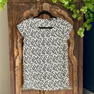 Flowy and breezy blouse just makes you feel feminine with this Adriana Papel